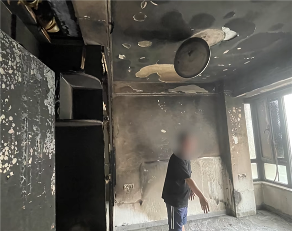 奇趣分分彩:男子新买的手机充电器没拔 回家发现卧室烧了